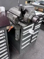 1 étau, réglable en hauteur