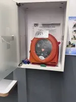 1 defibrylator Med X5 w szafce ściennej