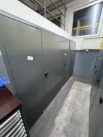 3 металлических инструментальных шкафа с содержимым