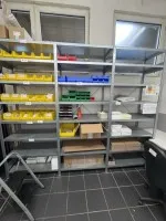 1 položka regálů s policemi, cca 3 běžné metry, zásuvný systém