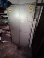 1 металлический шкаф для инструментов