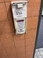 1 dozownik do higieny rąk