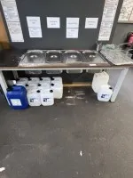 1 tafel met 4 roestvrijstalen bakken voor reiniging