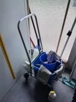 1 úklidový servisní vozík