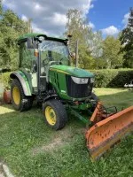 1 Compacte 4WD tractor John Deere 3045 R met aanbouwdelen