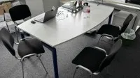 1 стол для совещаний с 4 стульями для посетителей - самовывоз после разрешения −