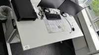 1 письменный стол с 2 тумбами на роликах - самовывоз после согласования −