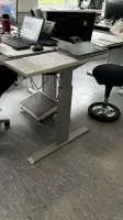 1 bureau à hauteur réglable électrique avec caisson à roulettes - Enlèvement après autorisation