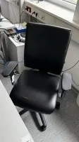 1 Drehstuhl mit Armlehnen - Abholung nach Freigabe −