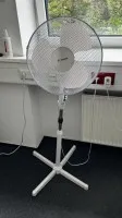2 staande ventilatoren