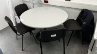 1 стол с 4 стульями для посетителей