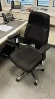 1 офисное кресло с подлокотниками