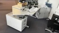 1 письменный стол с мобильным контейнером для документов и шкафом с раздвижными дверцами
