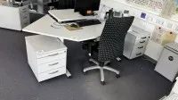 1 bureau met 2 rolcontainers voor dossiers