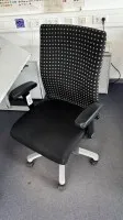 1 Drehstuhl mit Armlehnen