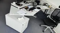 1 Winkelkombination, elektrisch höhenverstellbar mit Aktenrollcontainer