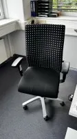 1 chaise pivotante avec accoudoirs