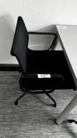 1 Tisch mit 3 Besucherstühlen Vitra