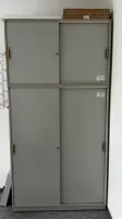 1 armoire à rideaux coulissants avec superstructure