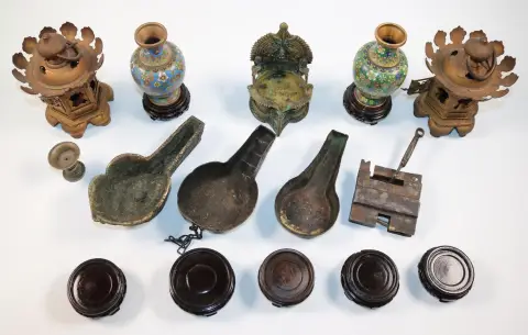 Sammlung Asiatika. – Drei rituelle Schöpfkellen, Bronze u
