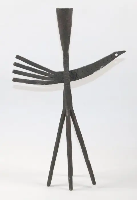 Skura, Stanislaw – (1909-1981) Gusseiserner Leuchter mit Vogelskulptur