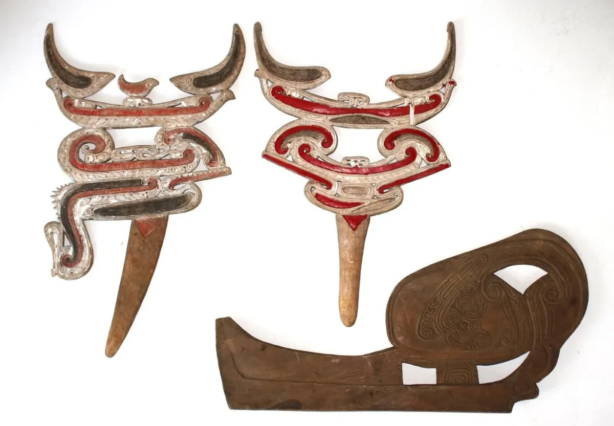 Přídě kanoe – Papua-Nová Guinea dřevo vyřezávané a dvě s polychromií