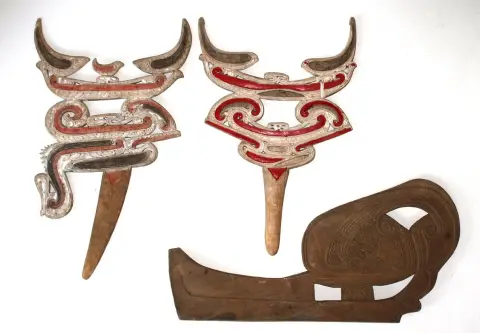 Kanoe voorstevens – Papoea-Nieuw-Guinea hout gesneden en twee met polychromie