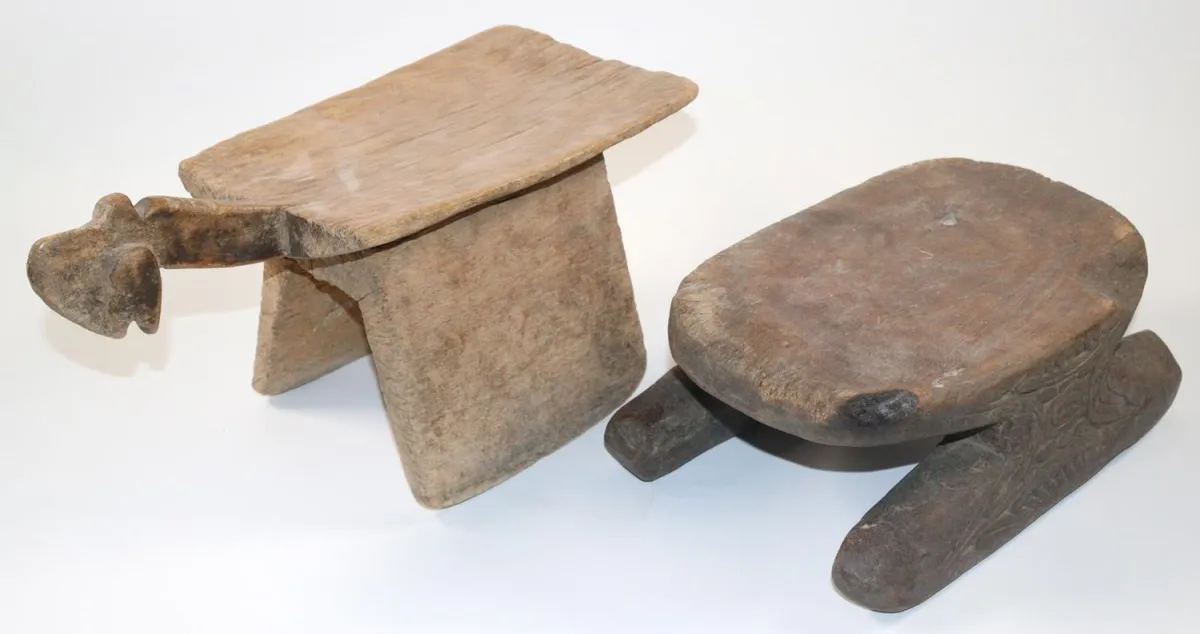 Zwei Kopfstützen – Holz geschnitzt u