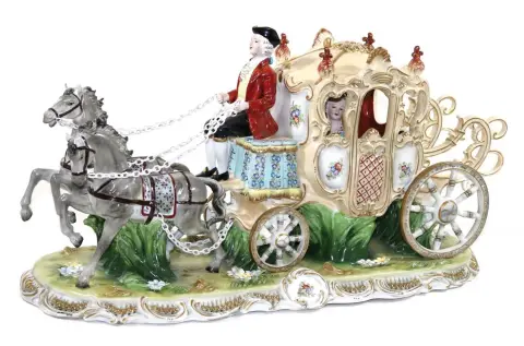 Carrosse de parade – carrosse en porcelaine avec cavalier et dame assise à l'intérieur