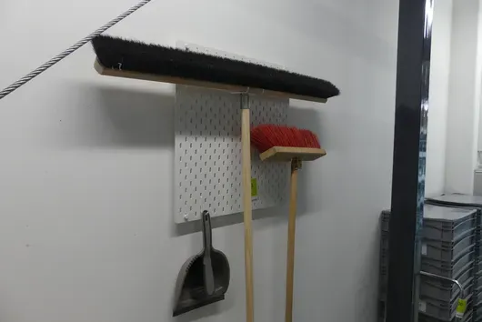 Mur perforé avec ustensiles de nettoyage