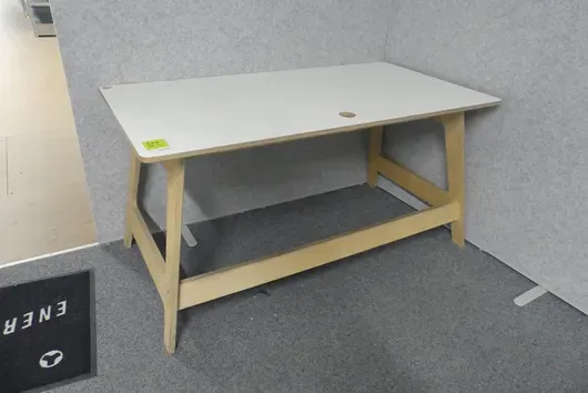 Schreibtisch