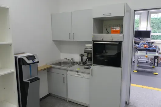 Cuisine équipée avec appareils électriques