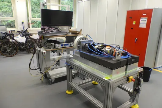E-Bike Teststation mit diversen Messgeräten