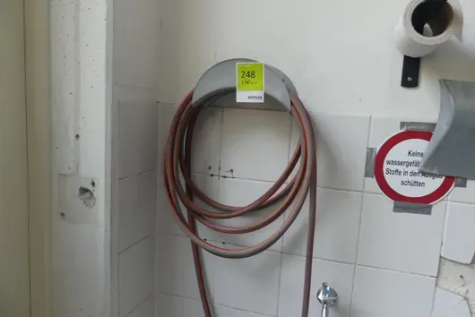 Schlauch mit Wandhalterung