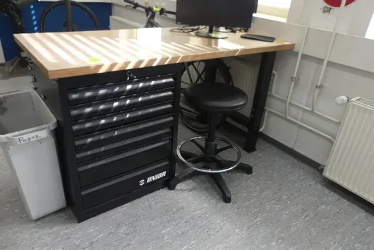 Établi UNIOR, équipé, avec tabouret
