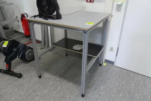 Arbeitstisch, ohne Inhalt
