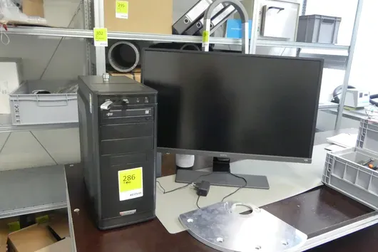 Počítačová věž s monitorem