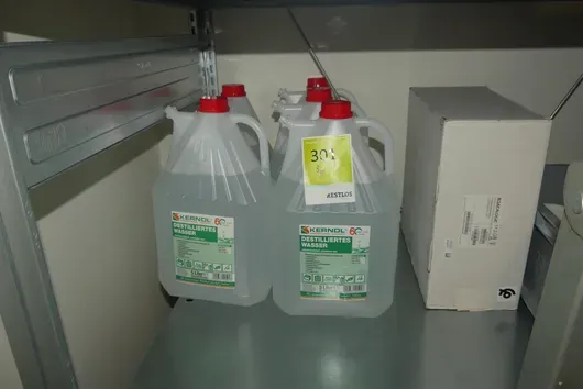5x bidons d'eau distillée KERNDL, 5 litres