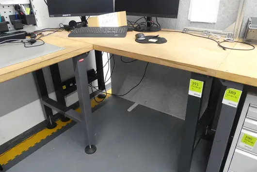 Arbeitstisch - ohne Inhalt