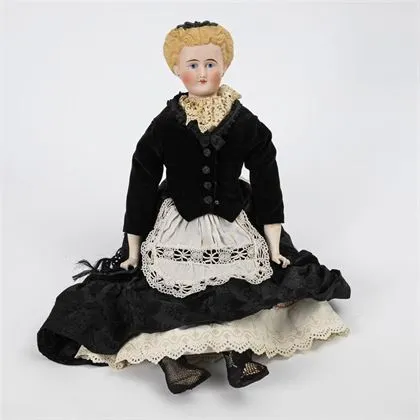 Brustkopf-Puppe mit schwarzer Kleidung und Schürze