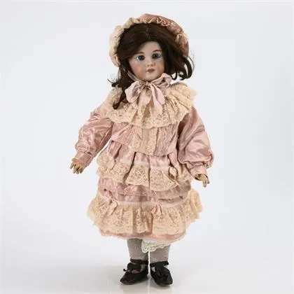 Poupée française en robe rose. Jumeau