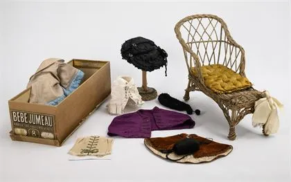 Franse chaise longue, originele Bébé-Jumeau doos, hoedenstandaard en kleding