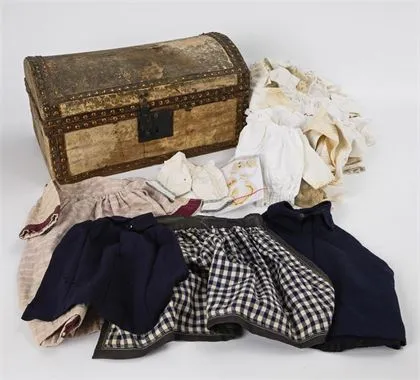 Alter Trousseau mit Puppenkleidung