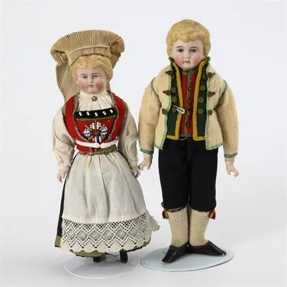 2 buste-hoofdpoppen in klederdracht
