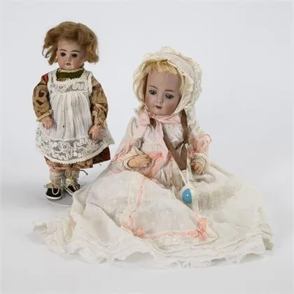2 petites poupées à tête en porcelaine