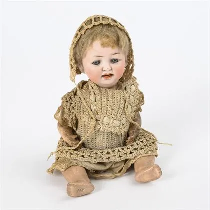 Bébé caractère en vêtements crochetés. Hertel, Schwab & Co