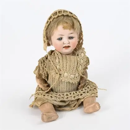 Bébé caractère en vêtements crochetés. Hertel, Schwab & Co