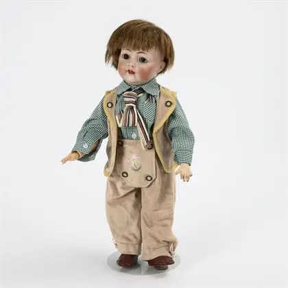 Garçon caractère en costume traditionnel. Hertel, Schwab & Co