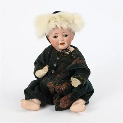 Petit garçon caractère avec bonnet en fourrure. J.D. Kestner