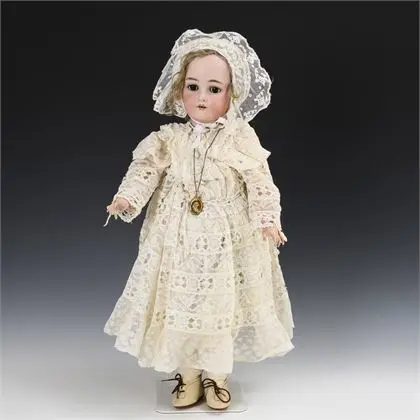 Fille blonde à tête de porcelaine. Kämmer & Reinhardt